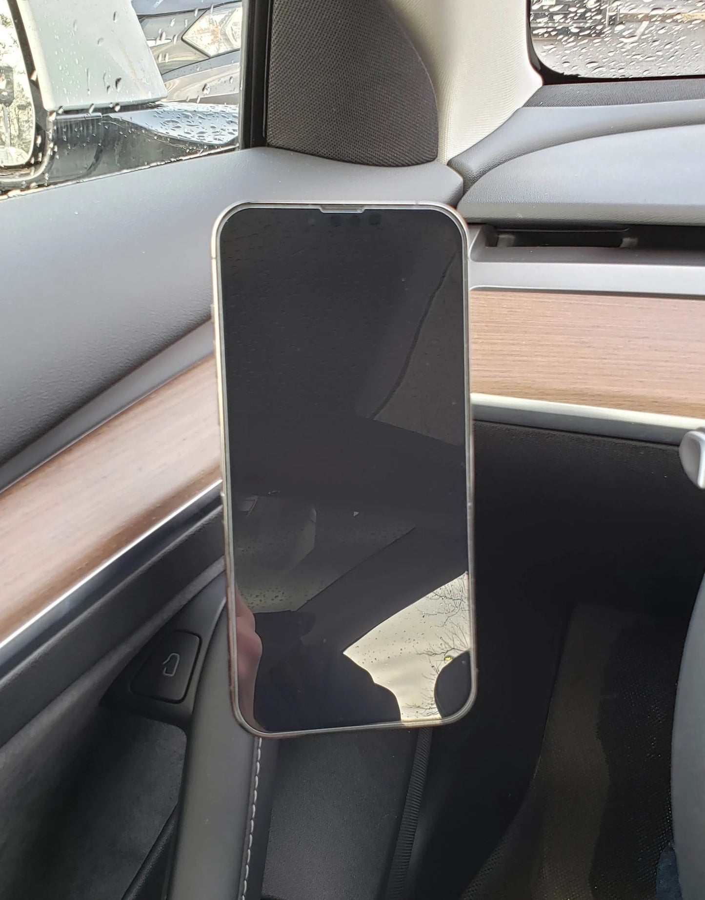 Magnetic Magsafe phone holder for Tesla Model 3 and Tesla Model Y